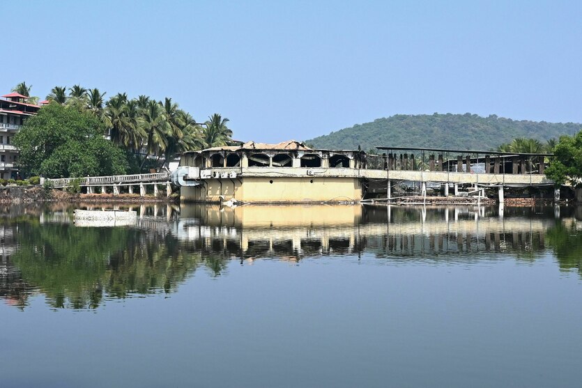 Der Nachtclub, der am frühen Sonntag in Brand geriet, ist über eine Wasserfläche in Arpora in Goa zu sehen. (AP Photo)