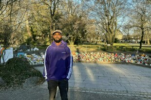 Ahmed Mohamed Odowaa steht im Park