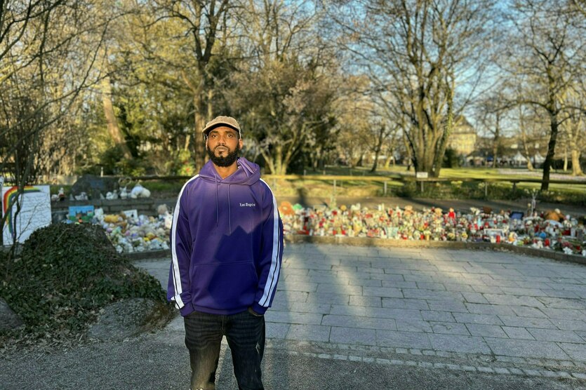 Ahmed Mohamed Odowaa steht im Park