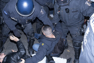 Gerangel zwischen Demonstranten und Polizei