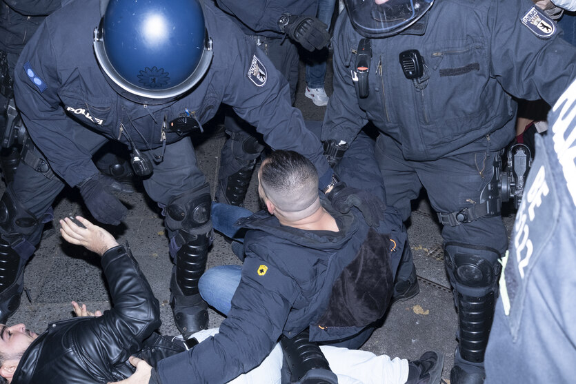 Gerangel zwischen Demonstranten und Polizei