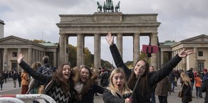 Junge Menschen vor dem Brandenburger Tor.