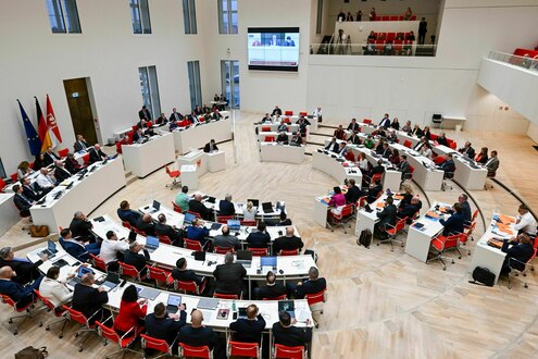 Das Foto zeigt den Plenarsaal des Brandenburger Landtags bei einer Sitzung