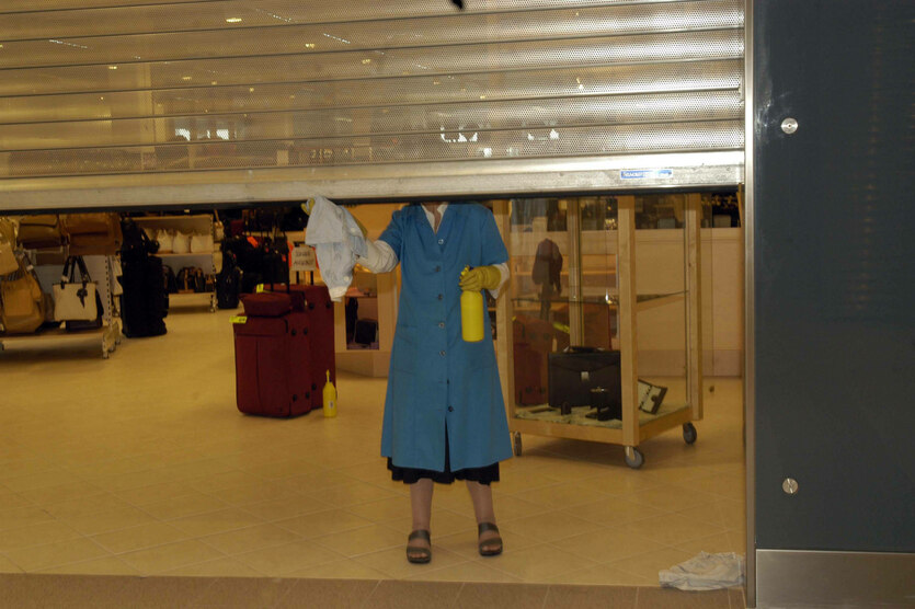 Eine Person putzt in einem Ladenlokal