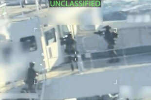 Bewaffnete Menschen beschlagnahmen einen Tanker