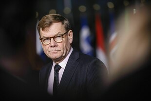 Eine Mann mit Brille schaut ernst