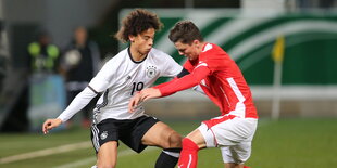 Leroy Sané und Christoph Martschinko im Zweikampf