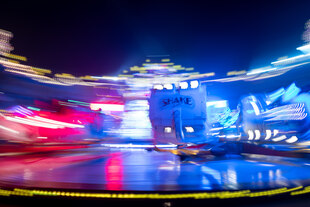 Das Bild zeigt ein Fahrgerät auf einem Rummel