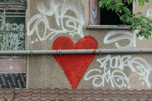 Ein aufgesprühtes rotes Herz an einer Hauswand
