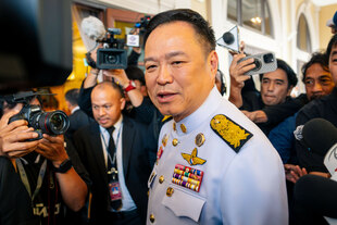 Thailands Premierminister Anutin Charnvirakul wird im Regierungsgebäude von Medienvertretern umringt