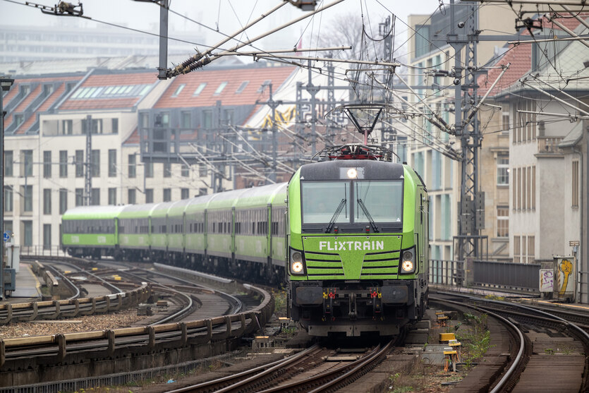 Ein Flixtrain passiert den Bahnhof Friedrichstraße