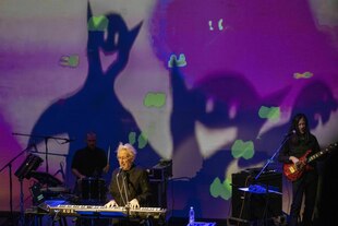 Eine Band auf einer Bühne mit Lightshow