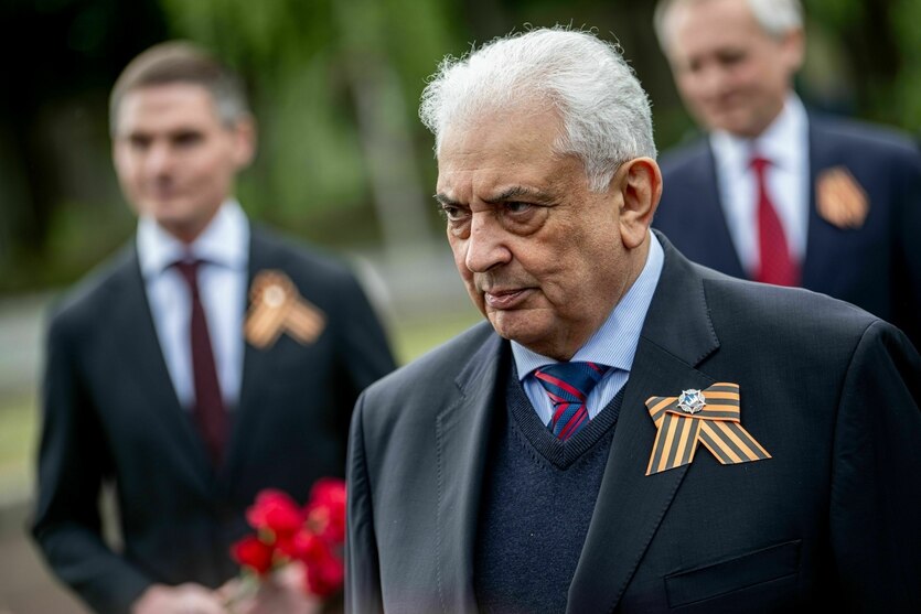 Ein Mann mit einem Orden am Revers