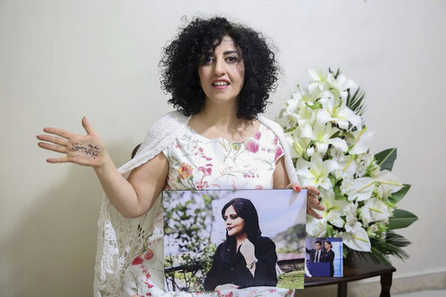 Auf diesem vom Archiv der Narges-Stiftung via AP veröffentlichten Foto ist die Friedensnobelpreisträgerin Narges Mohammadi zu sehen, nachdem sie am Mittwoch, dem 4. Dezember 2024, vorübergehend aus dem Gefängnis entlassen wurde.