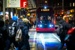 Abendszene: Straßenbahn am Bremer Hauptbahnhof