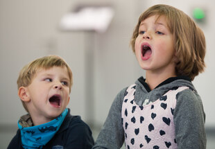 Zwei singende Kinder