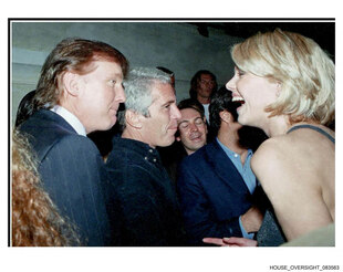 Trump und Epstein, offensichtlich auf einer Party, umgeben von jüngeren Menschen. Eine Frau lacht Trump offensiv an, Trump schaut aufmerksam, Epstein eher skeptisch