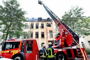 Feuerwehrleute vor dem Brandhaus in der Krefelder Spinnereistraße 2019.