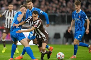 Kaars am Ball wird von drei Hoffenheimern am Strafraum umringt