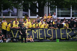 Enttäuschte Fans des Bezirkslig-Fußballklubs SV Neustetten, Juni 2025