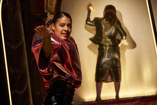 Szene auf der Bühne im Vestibül, Burgtheater Wien, vorne Protagonistin Ari (Azaria Dowuona-Hammond) und hinten ihre Ex-Lehrerin Ute (Alexandra Henkel)