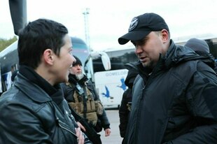 Zwei Personen sprechen miteinander