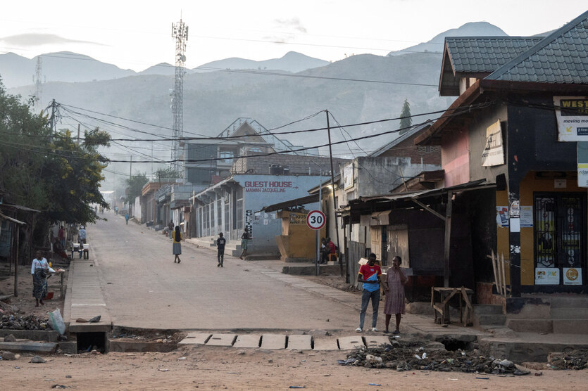 Vereinzelte Menschen auf einer ruhigen Straße