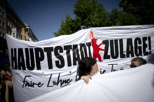 Demobanner mit der Aufschrift: Hauptstadtzulage