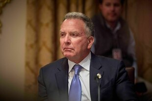 Ein Mann schaut ernst.