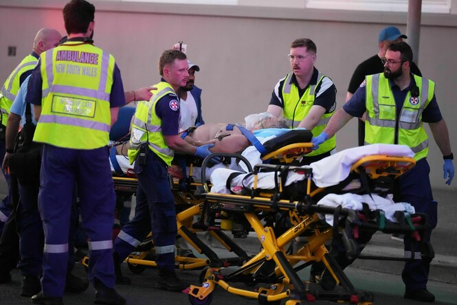 Sanitäter versorgen einen Verletzten des Terroranschlags vom Bondi Beach