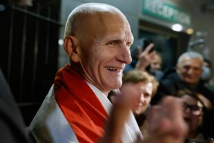 Friedensnobelpreisträger Ales Bialiatski mit einer Fahne um die Schultern