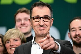 Cem Özdemir auf einer Bühne am Wochenende dem Grünen-Parteitag in Baden-Württemberg