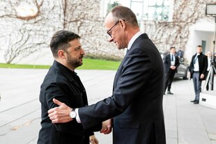 Merz schüttelt Selenskyj die Hand