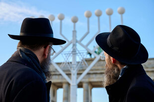 Yehuda Teichtal (l) und Rabbi Shmuel Segal bei der Einweihung des Chanukka-Leuchters am Brandenburger Tor