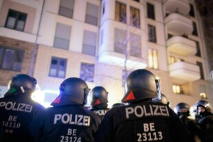 Polizisten von hinten