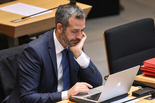 Der CDU-Abgeordnete Timur Husein sitzt an einem Laptop