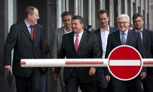 Peer Steinbrück, Sigmar Gabriel und Frank-Walter Steinmeier laufen auf eine geschlossene Schranke mit Verbotsschild zu, scheinbar guter Stimmung