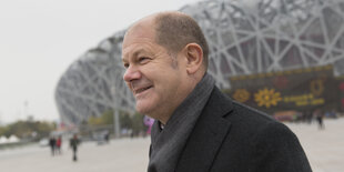 Olaf Scholz vor dem Olympiastadion in Peking