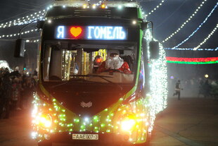 Weihnachtlich geschmückter Bus in Belarus.