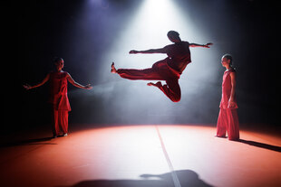 Drei Tänzer auf der Bühne