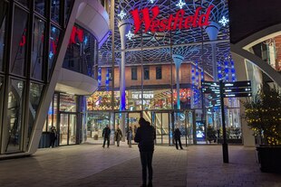 Ein rotes Schild leuchtet am Haupteingang des Westfield Einkaufszentrums in Hamburg