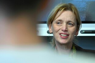 Karin Prien leicht verspult dreinblickend und zu Seite schielend