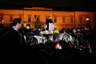 Der Vorsitzende der ungarischen Oppositionspartei Tisza-Partei, Peter Magyar, hält eine Rede während der Demonstration der Theiß-Partei zur Unterstützung misshandelter Kinder vor dem Alexander-Palast des Präsidenten.