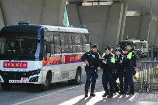 Eine Gesamtansicht zeigt die Polizisten in Hongkong vor dem Gerichtsgebäude, dem West Kowloon Magistrates' Court.