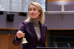 Kaja Kallas klingelt eine Glocke, das Gesicht leicht verzogen Kaja Kallas klingelt eine Glocke, das Gesicht leicht verzogen