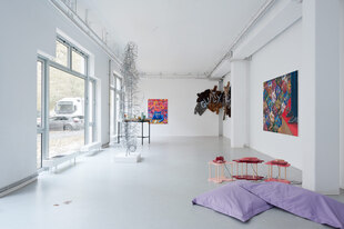 Blick in die Ausstellung bei Neun Kelche