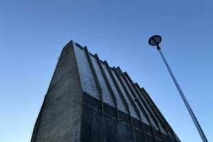 der obere Teil eines Gebäudes mit Satteldach, schwarz