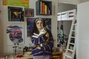 Rubina Becker in ihrer Wohnung, sie trägt ihren Kater