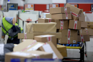 Päckchen warten auf Abfertigung