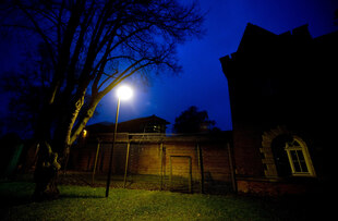 Gefängnismauer der JVA Fuhlsbüttel im Licht einer Laterne Gefängnismauer der JVA Fuhlsbüttel im Licht einer Laterne